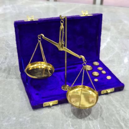 صورة ميزان بعلبته بحاله ممتازه ونظيف وكامل