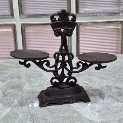 صورة ميزان اوربي قديم حجم صغير 