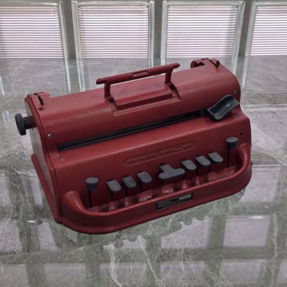 صورة اله كاتبه المكفوفين 