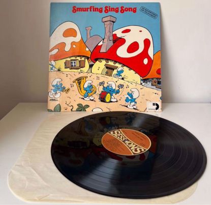 صورة اسطوانه كبيره السنافر انجليزي