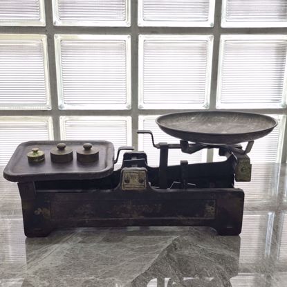 صورة ميزان قديم مع اوزان 