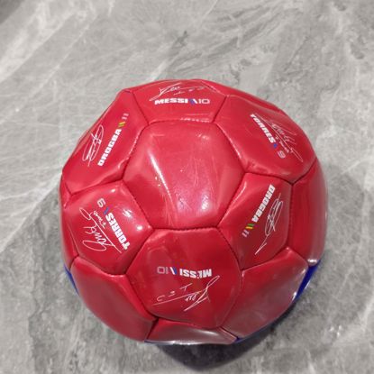 صورة كره تذكاريه عليها توقيع ميسي