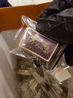 صورة مجموعة طوابع مكررة