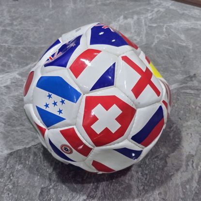 صورة كره قدم قديمه عليها أعلام الدول 