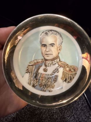 Picture of صحن لشاه ايران بالزي العسكري صناعه يابانيه اصل 