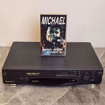 صورة شريط VHS مايكل مع جهاز فيديو VHS